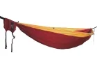 Hamac de voyage Camper bordeaux rouge avec bord jaune, sangles de fixation incluses by Hideaway Outfitters HO-0010251425 color rouge