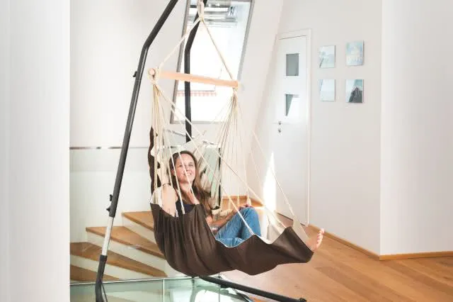 Hängesessel mit Gestell erdfarben mit Fussablage