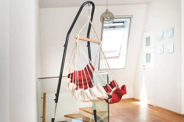 Roter Gefütterter Hängesessel mit grauen Gestell